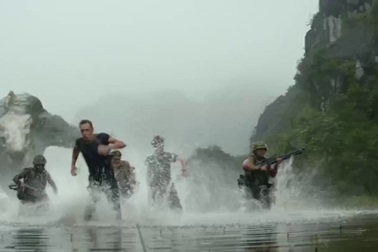 King Kong chiến đấu với quái vật Skull Crawlers trong phim Kong: Skull Island.