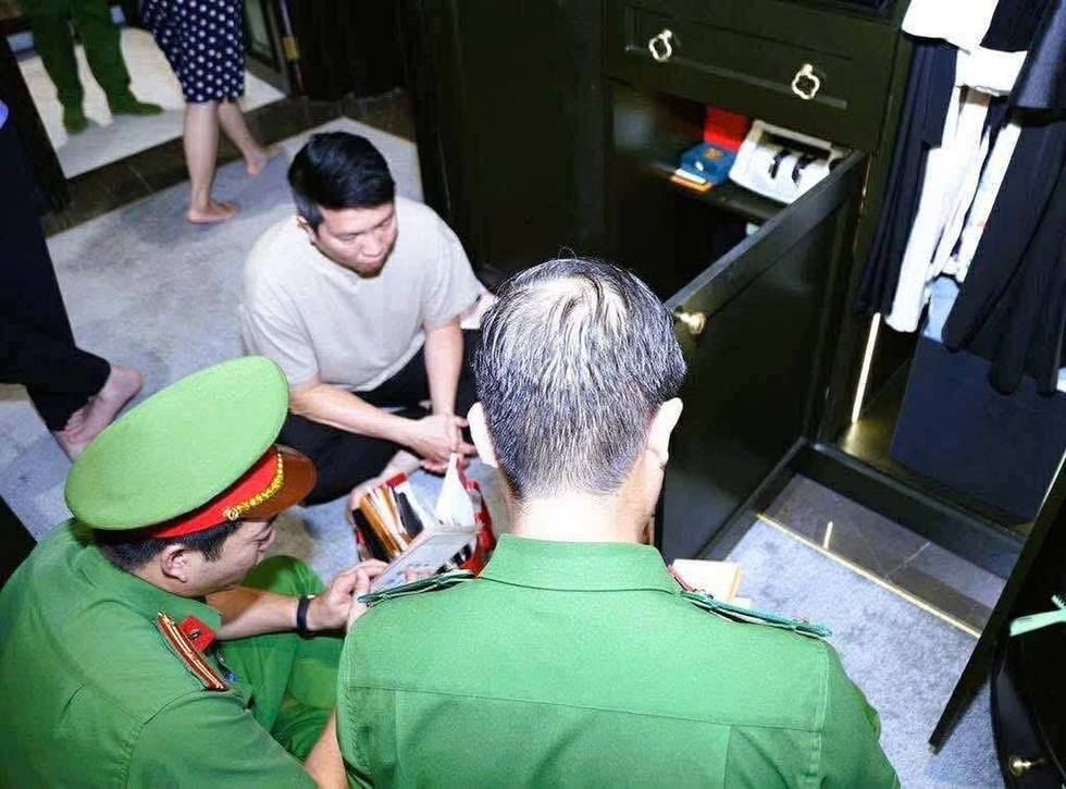 Từ lô mỹ phẩm giả bị tiêu hủy đến ngày vướng lao lý của chồng Đoàn Di Băng - 2 Từ lô mỹ phẩm giả bị tiêu hủy đến ngày vướng lao lý của chồng Đoàn Di Băng - 2