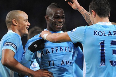 Balotelli lại ăn mừng gây sốc sau khi ghi bàn