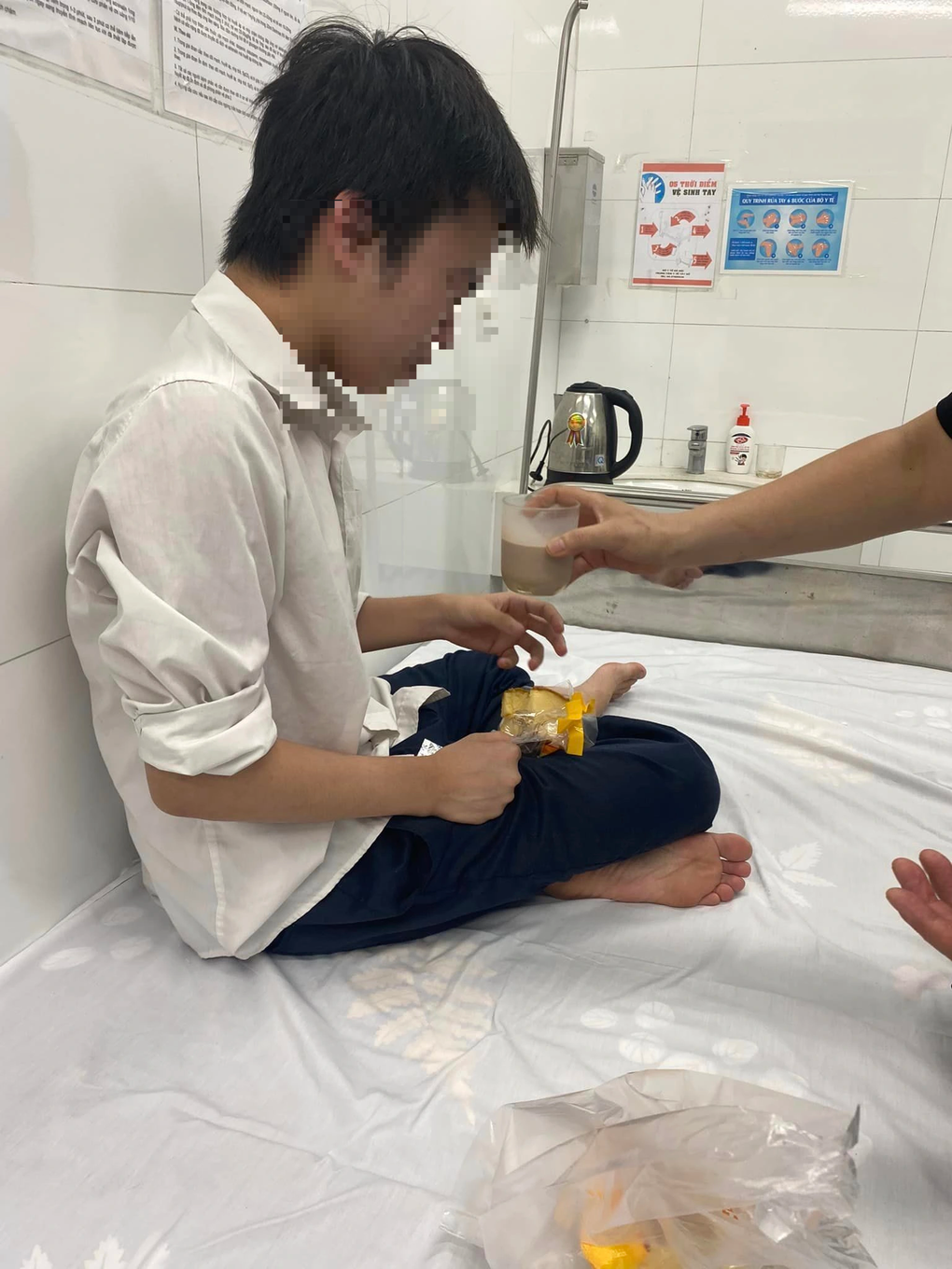 Nam sinh Hà Nội đói xỉu muộn thi 30 phút kể về chặng đường đi thi - 2 Nam sinh Hà Nội đói xỉu muộn thi 30 phút kể về chặng đường đi thi - 2