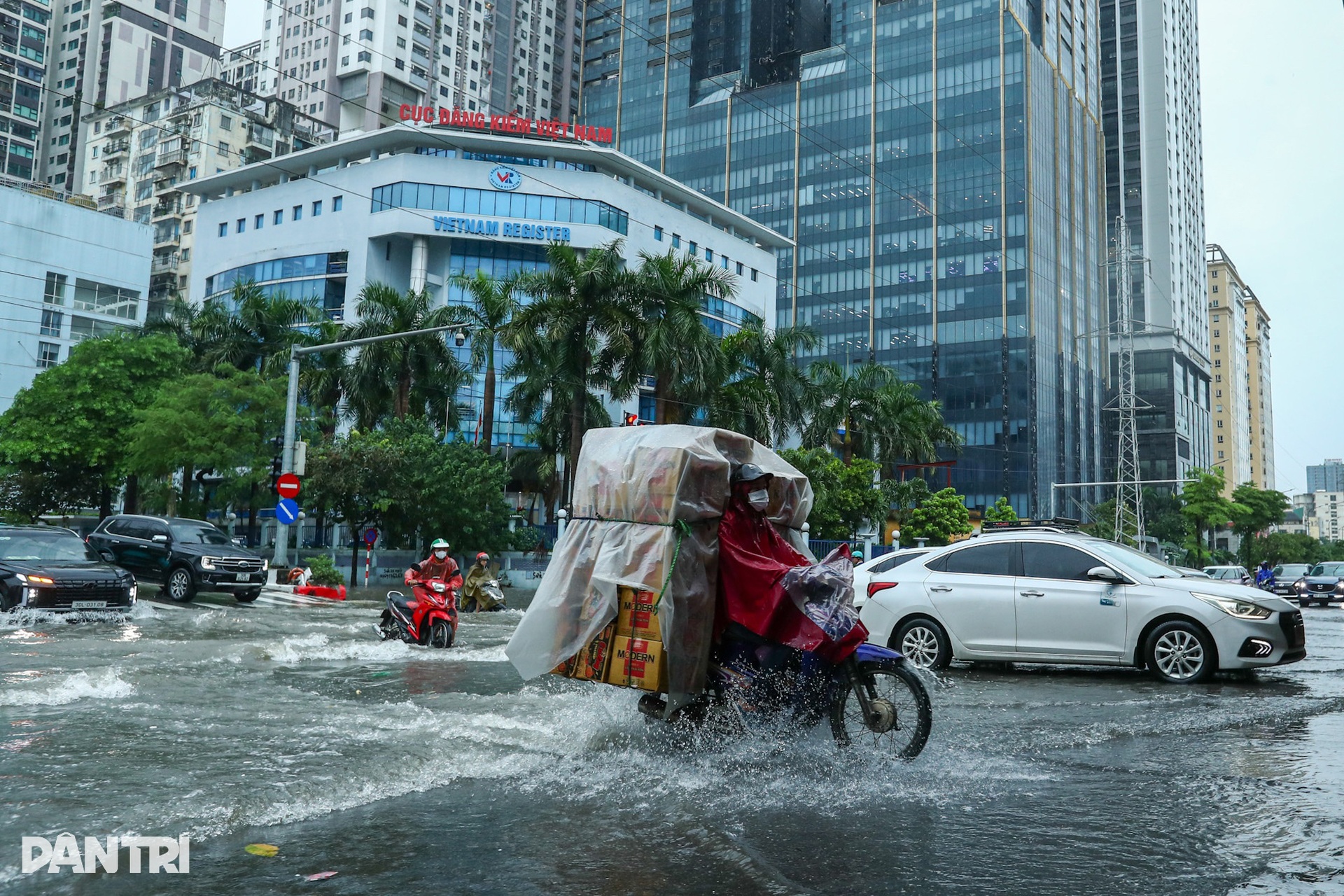 Nhiều đường Hà Nội ngập sâu, người dân lắp máy bơm, đắp bao cát chống ngập - 6 Nhiều đường Hà Nội ngập sâu, người dân lắp máy bơm, đắp bao cát chống ngập - 6