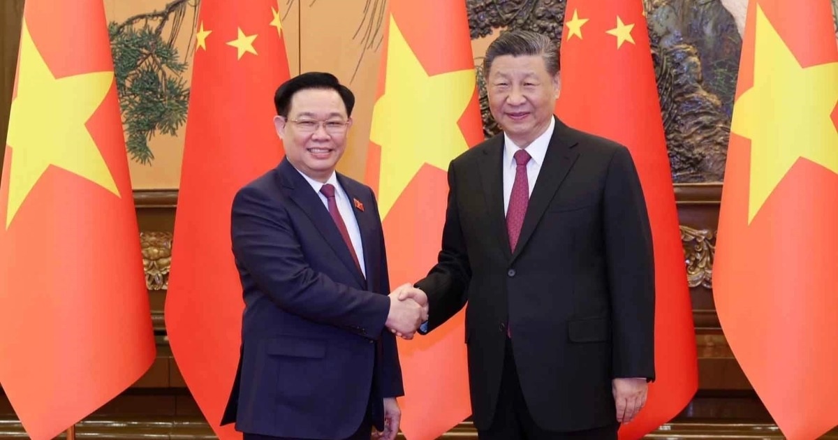 Đại diện cộng đồng người Việt Nam tại Trung Quốc chào đón Chủ tịch Quốc hội Vương Đình Huệ ngay khi ông vừa đến Thủ đô Bắc Kinh (Ảnh: TTXVN).