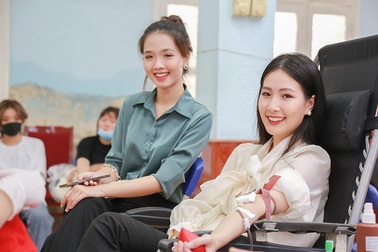 Hoa khôi, Á khôi Đại học Hà Nội rạng rỡ trong ngày hội hiến máu