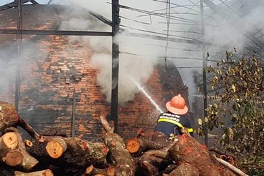 Bà hỏa thiêu rụi 4 lò đốt than giữa trưa nắng nóng