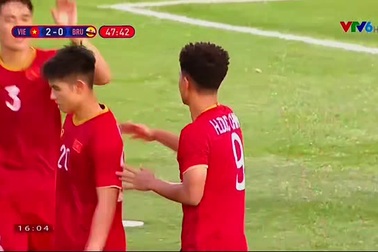 Hà Đức Chinh hoàn thành cú hattrick vào lưới U22 Brunei