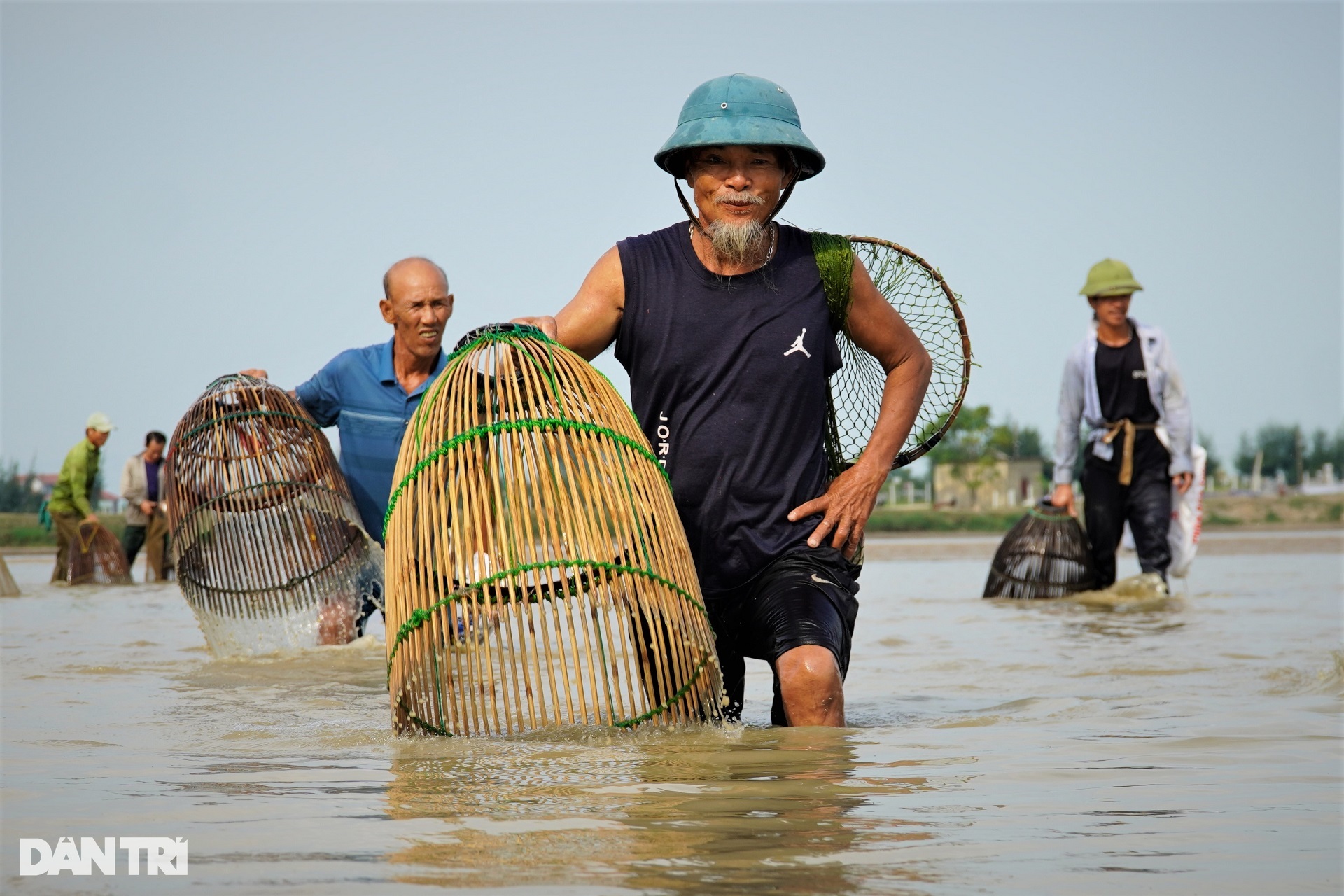 Street people flocked to buy tickets to compete with each other to catch fish, and the lake owner collected nearly ten million dong - 10