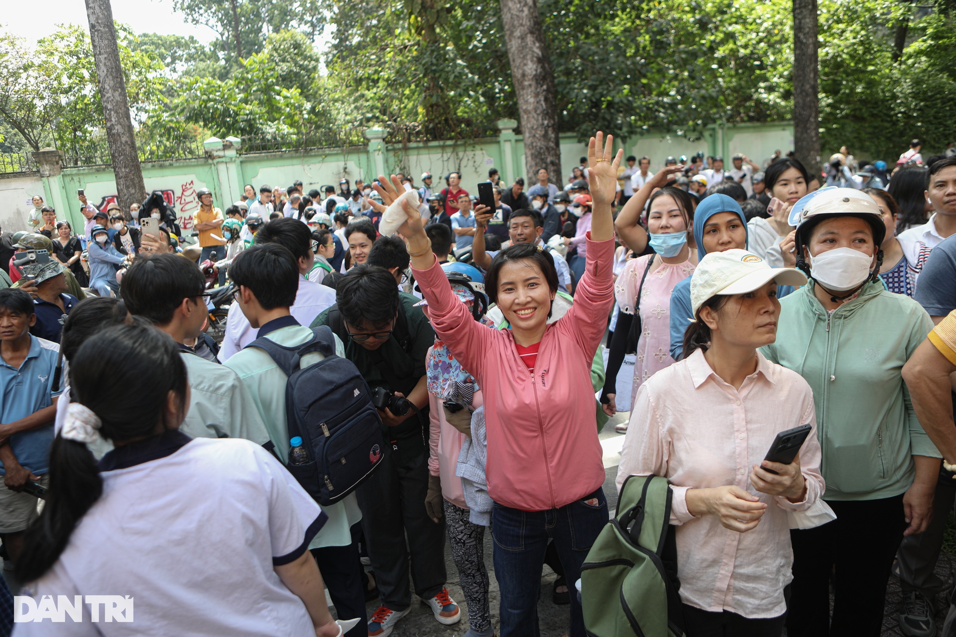 TPHCM: Đề văn thi vào lớp 10 vừa sức, phụ huynh ôm con ăn mừng hạnh phúc - 7 TPHCM: Đề văn thi vào lớp 10 vừa sức, phụ huynh ôm con ăn mừng hạnh phúc - 7