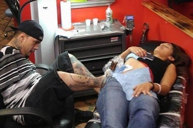 Nghệ sĩ khuyết tật xăm hình bằng chân đầy điêu luyện