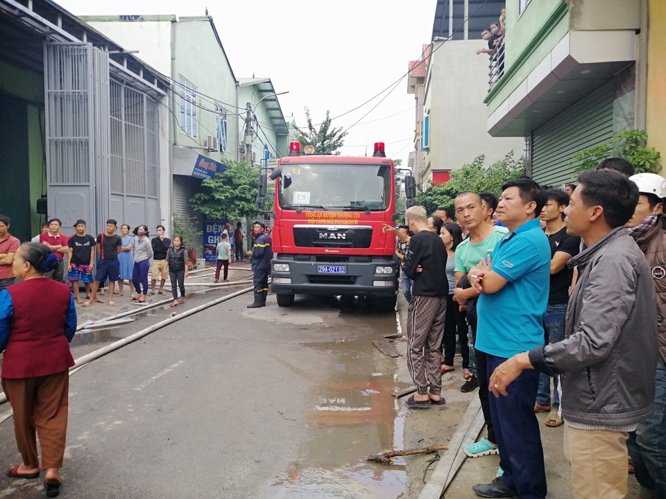 Hà Nội: Cháy lớn tại khu xưởng 1.000m2 ở làng nghề chăn ga gối nệm - 3 Hà Nội: Cháy lớn tại khu xưởng 1.000m2 ở làng nghề chăn ga gối nệm - 3