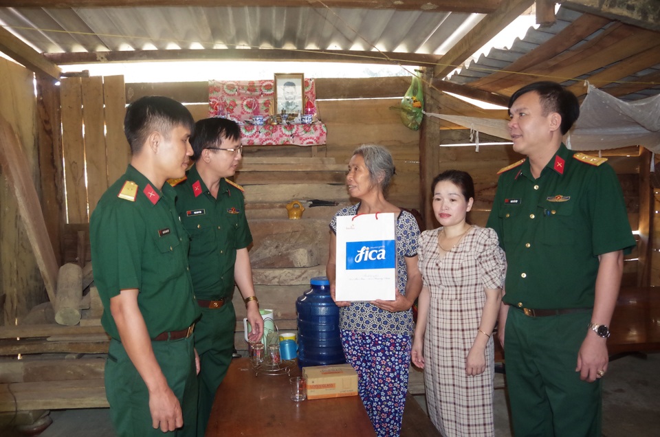 Bộ đội tặng quà cho các đối tượng chính sách, người có công với cách mạng - 3 Bộ đội tặng quà cho các đối tượng chính sách, người có công với cách mạng - 3