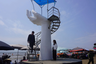 Không người gác, du khách tự do leo chòi canh hình bàn tay ở bãi biển