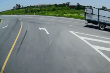 Tình huống vạch kẻ đường oái oăm khiến tài xế nơm nớp lo bị "tuýt còi"