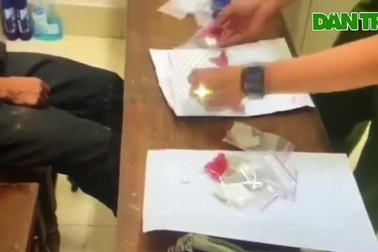 Công an bắt đối tượng mang ma túy cùng vũ khí nóng.