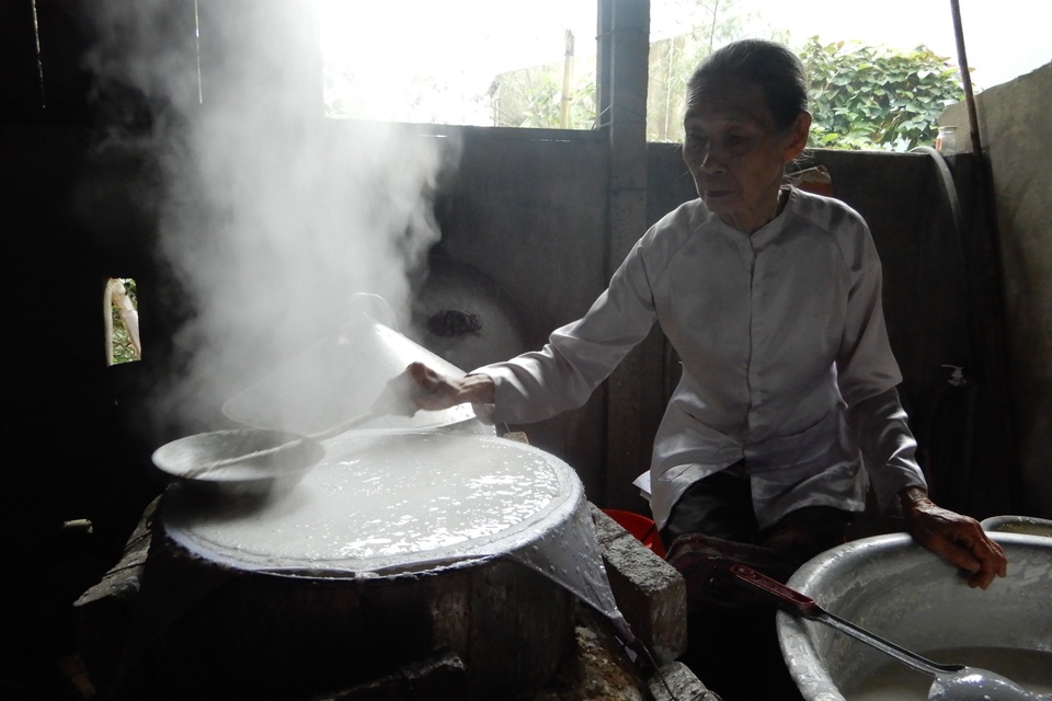 Làng bánh tráng Túy Loan: Dậy từ 2 giờ sáng tráng bánh phục vụ Tết - 1 Làng bánh tráng Túy Loan: Dậy từ 2 giờ sáng tráng bánh phục vụ Tết - 1