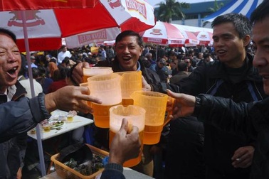 Kiếm bộn tiền nhưng rượu bia, thực phẩm ở Việt Nam vẫn như... ngôi làng!