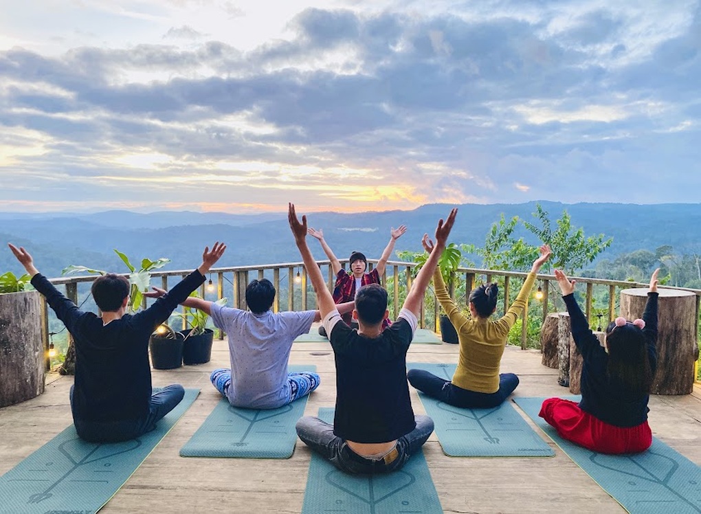 Những chàng trai lạ ở cổng trời An Toàn - 6 Những chàng trai lạ ở cổng trời An Toàn - 6