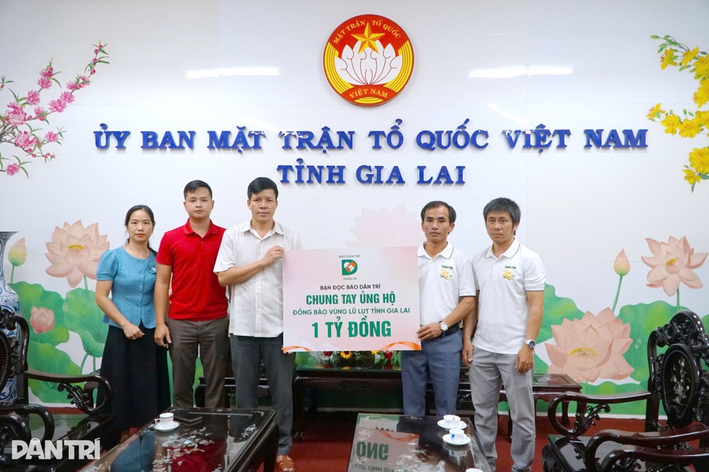 Báo Dân trí đã trao nóng 1 tỷ đồng hỗ trợ người dân vùng lũ Gia Lai - 1