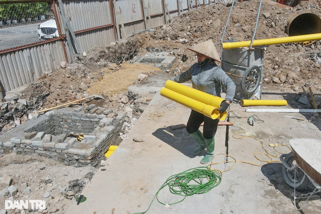 Cầu vượt chữ C đầu tiên tại Hà Nội thi công ì ạch, chậm tiến độ - 5 Cầu vượt chữ C đầu tiên tại Hà Nội thi công ì ạch, chậm tiến độ - 5