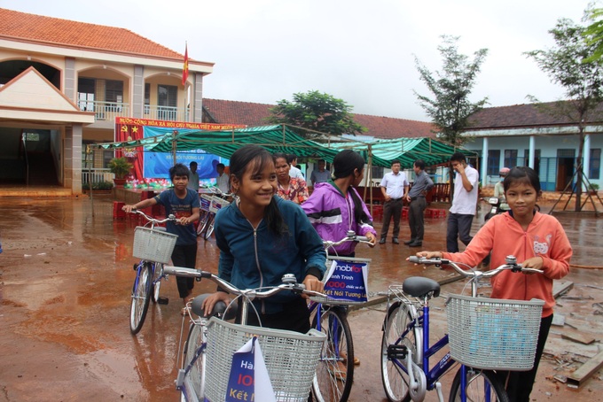 Bình Phước: Chung tay tiếp sức cho học sinh vùng biên đến trường - Ảnh 1.