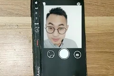 Chết cười chiếc smartphone màn hình gập theo phong cách “con nhà nghèo”