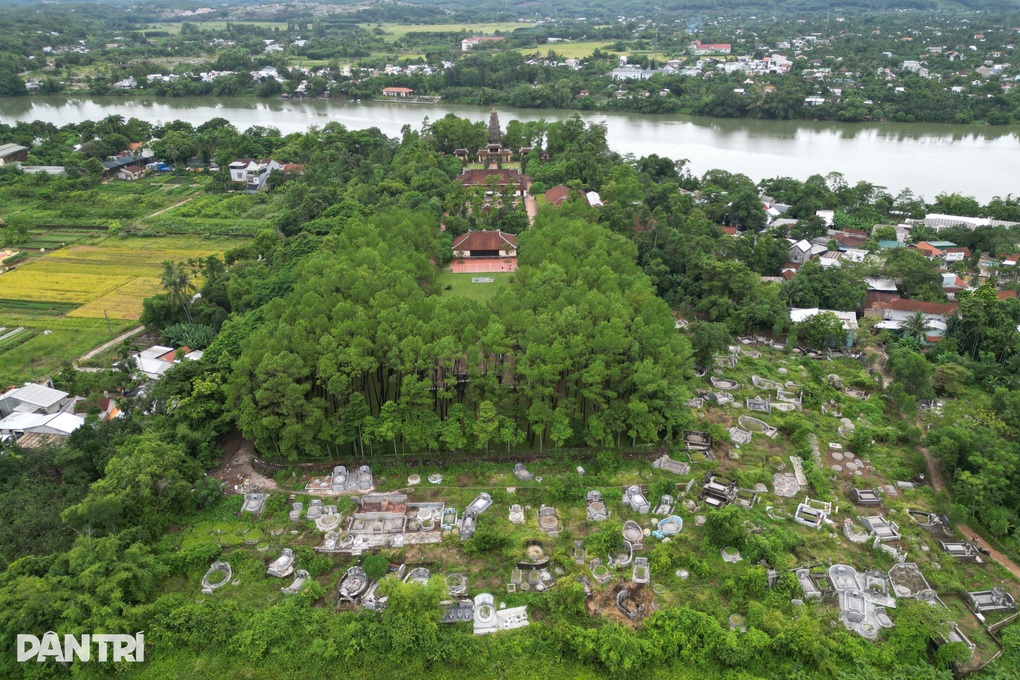 Hàng nghìn ngôi mộ phía sau chùa Thiên Mụ bị cắm cọc gỗ có ghi số - 3 Hàng nghìn ngôi mộ phía sau chùa Thiên Mụ bị cắm cọc gỗ có ghi số - 3