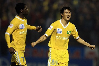 Công Vinh quyết ghi 100 bàn thắng tại V-League trước khi sang Nhật Bản