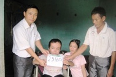 Hơn 23 triệu đồng đến với cô bé bị bại não tự chăm sóc mình