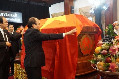 Thủ tướng Nguyễn Xuân Phúc chỉnh quốc kỳ phủ trên linh cữu ông Phan Văn Khải