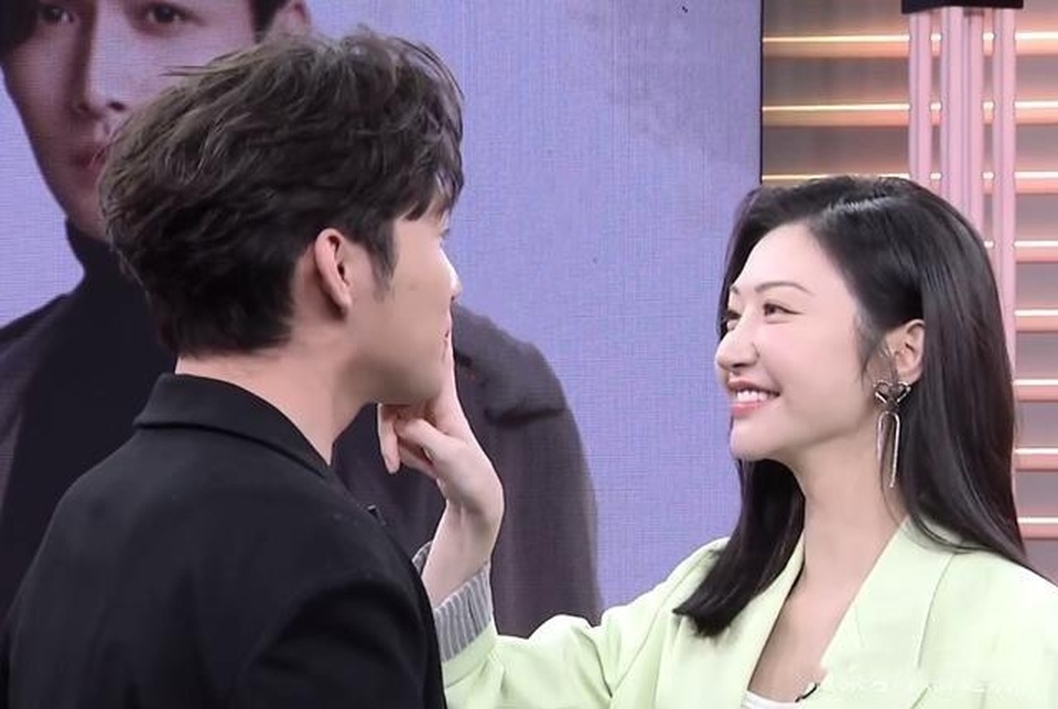 Đệ nhất mỹ nhân Bắc Kinh Cảnh Điềm nói gì về việc được hậu thuẫn khủng - 7 Đệ nhất mỹ nhân Bắc Kinh Cảnh Điềm nói gì về việc được hậu thuẫn khủng - 7
