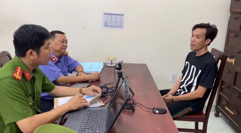 Συνελήφθη άνδρας που πείραζε κορίτσι και κατέστρεψε εστιατόριο στο HCMC - 1 Tạm giam người đàn ông ghẹo cô gái, phá quán ăn ở TPHCM - 1