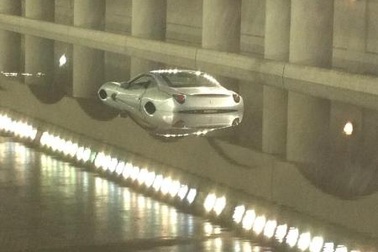 Siêu xe Ferrari California “bơ vơ” giữa mênh mang nước