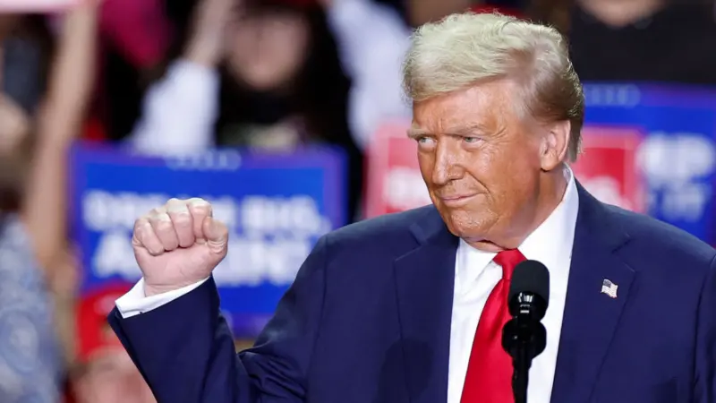 مسٹر ٹرمپ نے میدان جنگ کی تمام 7 ریاستوں میں بھاری اکثریت سے کامیابی حاصل کی۔ Ông Trump thắng áp đảo tại tất cả 7 bang chiến trường - 1