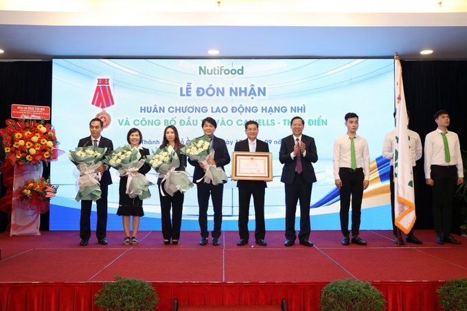 Ông Phan Văn Mãi - Ủy viên Trung ương Đảng, Phó Bí thư Thường trực Thành ủy, Chủ tịch UBND TP.HCM thay mặt Chính phủ trao Huân chương Lao động hạng Nhì cho Nutifood.