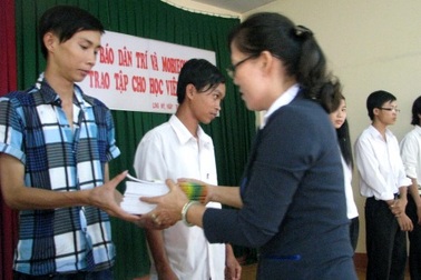 1.000 cuốn vở đến với học sinh nghèo huyện Long Mỹ