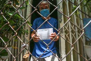 TPHCM phát tiền hỗ trợ Covid-19 tận nhà, dân nhận qua khe cửa vì sợ dịch