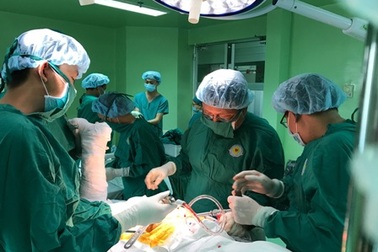 Đắp bê tông, thay khớp háng cứu cụ ông gần 100 tuổi