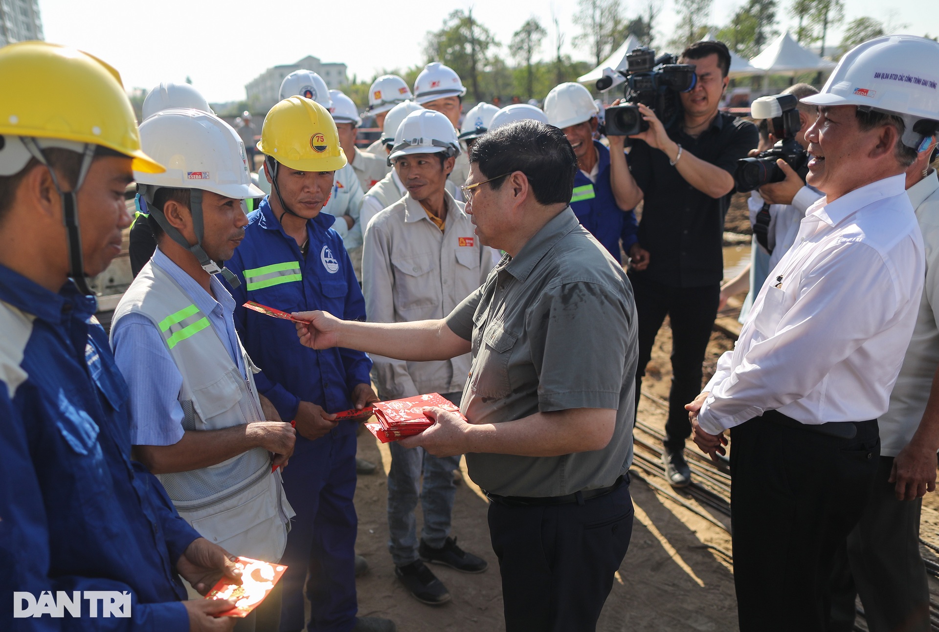 Thủ tướng Phạm Minh Chính khảo sát đại công trường Vành đai 3 dịp Tết - 3 Thủ tướng Phạm Minh Chính khảo sát đại công trường Vành đai 3 dịp Tết - 3