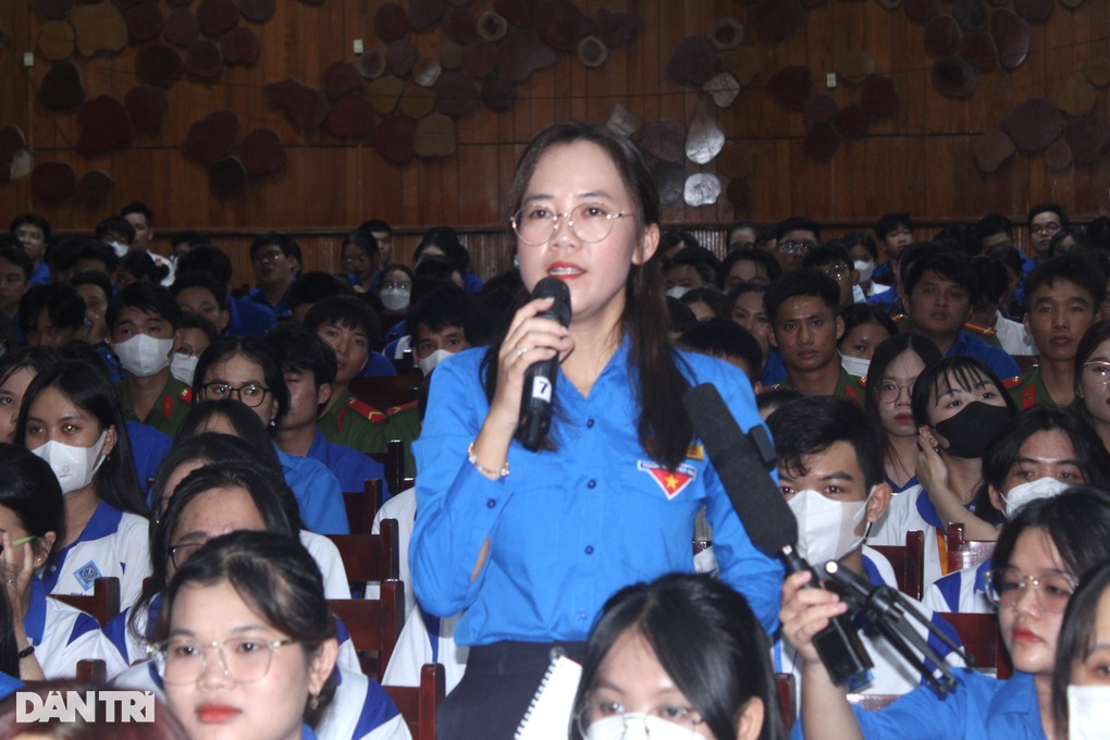 Thủ tướng mong trí thức trẻ dù bay nhảy vẫn cống hiến cho quê hương - 4 Thủ tướng mong trí thức trẻ dù bay nhảy vẫn cống hiến cho quê hương - 4