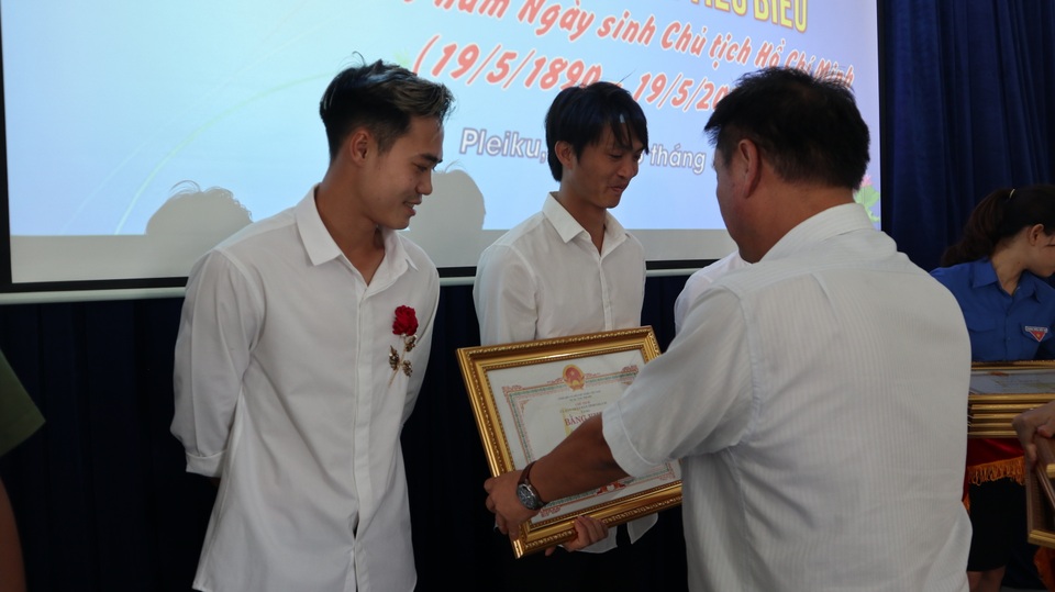 Văn Toàn, Tuấn Anh được tuyên dương “Công dân trẻ tiêu biểu Gia Lai 2019” - 2 Văn Toàn, Tuấn Anh được tuyên dương “Công dân trẻ tiêu biểu Gia Lai 2019” - 2
