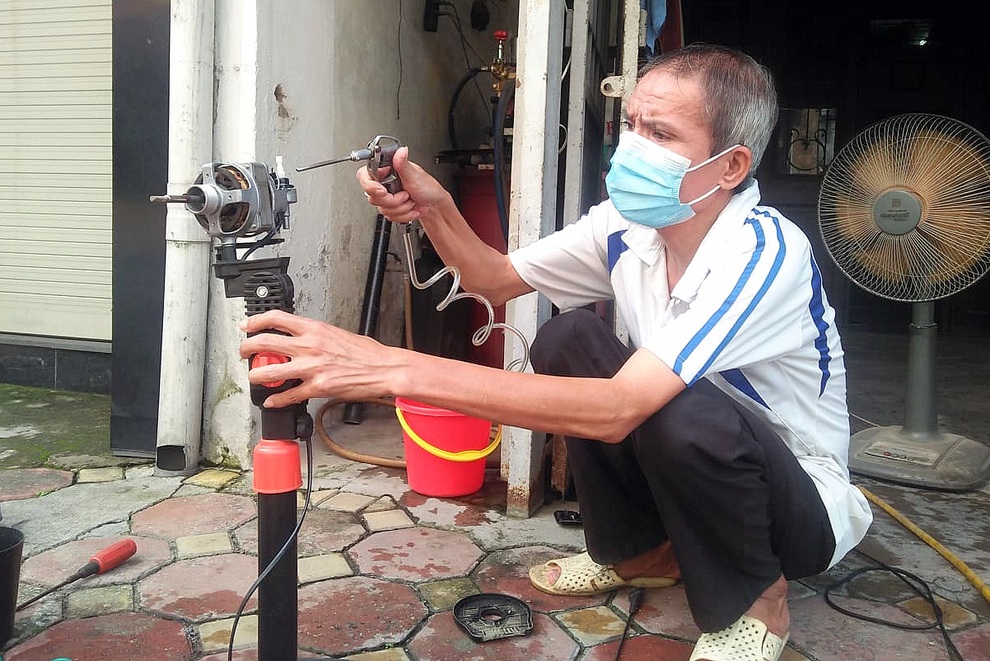 Cụ bà 85 tuổi với gánh hàng rau 30 năm trong xóm ngụ cư Hà Nội - 2 Cụ bà 85 tuổi với gánh hàng rau 30 năm trong xóm ngụ cư Hà Nội - 2