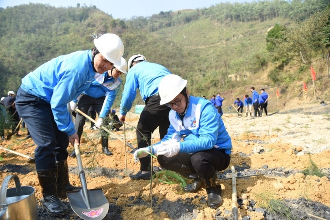 anh Nguyễn Văn Thuấn, Bí thư Đoàn TN Tập đoàn TKV và anh Nguyễn Trọng Hiệp, Bí thư Đoàn TN Bộ LĐ-TB&XH hưởng ứng trồng cây tại buổi lễ phát động