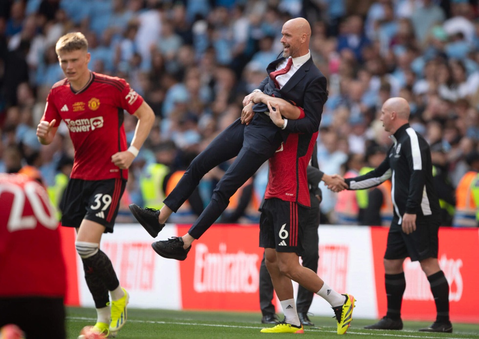 Ngày kỳ lạ của Ten Hag tại Wembley: Đón hào quang và chưa bị sa thải - 4