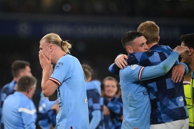 Dàn sao Man City bật khóc vì sung sướng, HLV Pep Guardiola hôn vợ đắm đuối