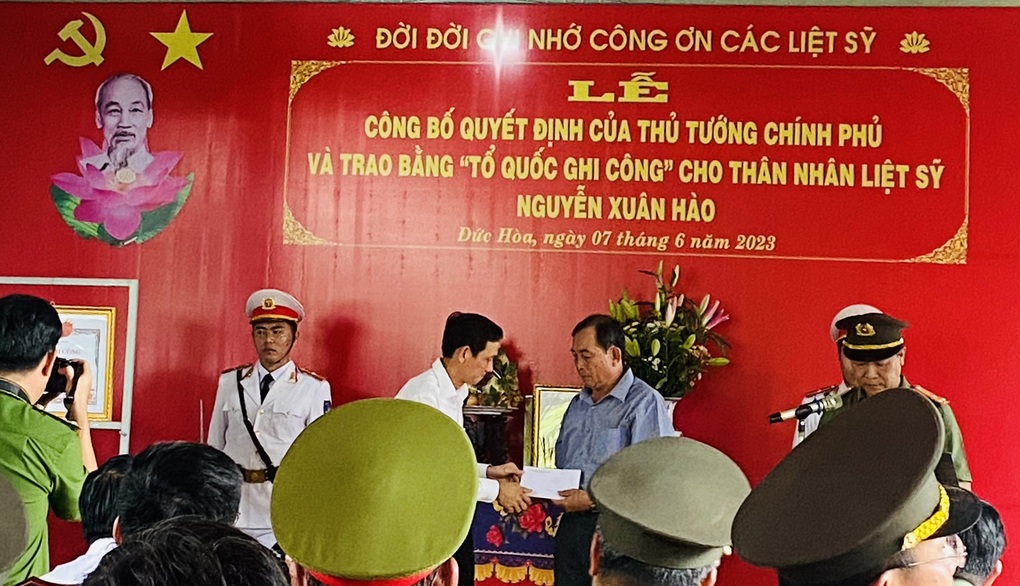 Trao bằng Tổ quốc ghi công cho liệt sĩ, Trung tá CSGT Nguyễn Xuân Hào - 1 Trao bằng Tổ quốc ghi công cho liệt sĩ, Trung tá CSGT Nguyễn Xuân Hào - 1