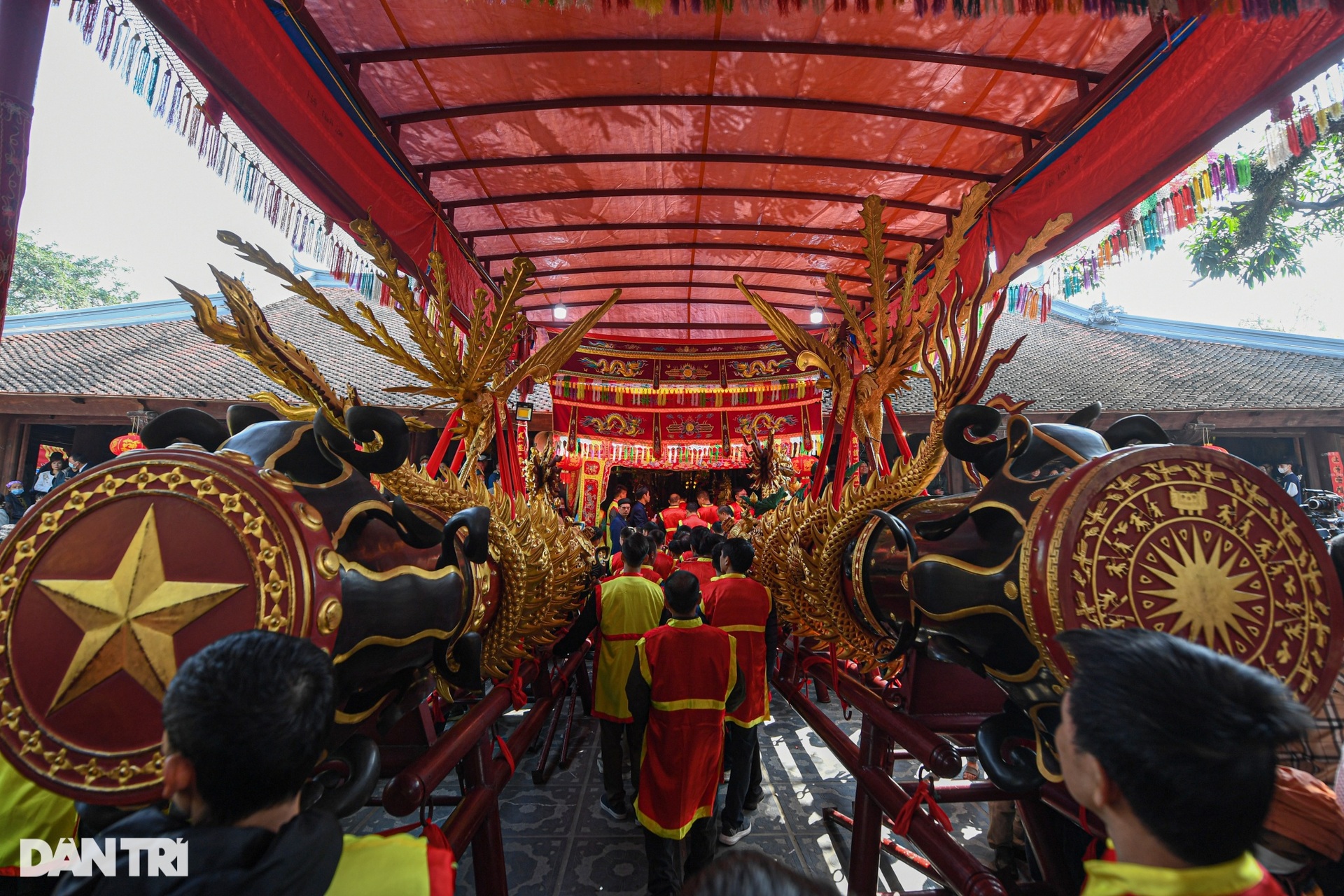Rước pháo Đồng Kỵ rực rỡ, sôi động mở đầu tháng lễ hội trải khắp miền Bắc - 11 Rước pháo Đồng Kỵ rực rỡ, sôi động mở đầu tháng lễ hội trải khắp miền Bắc - 11