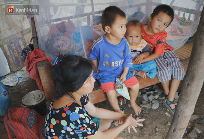 Cha ốm nặng nằm một chỗ, 3 đứa trẻ nhem nhuốc, đói ăn trong căn nhà không nóc: Con đói bụng mà mẹ không chịu nấu cơm - Ảnh 7. Cha ốm nặng nằm một chỗ, 3 đứa trẻ nhem nhuốc, đói ăn trong căn nhà không nóc: Con đói bụng mà mẹ không chịu nấu cơm - Ảnh 7.