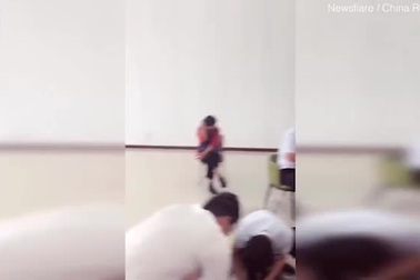 Các nhân viên cửa hàng đếm số tiền xu.