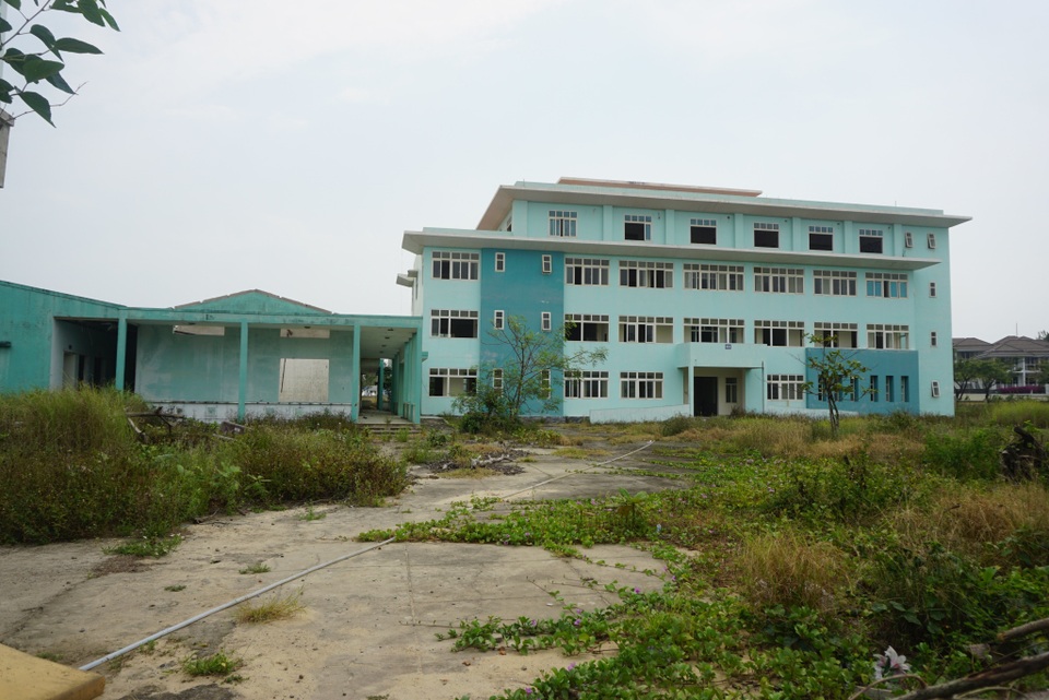 Cận cảnh bệnh viện bỏ hoang giữa khu đất vàng ven biển Đà Nẵng - 11 Cận cảnh bệnh viện bỏ hoang giữa khu đất vàng ven biển Đà Nẵng - 11