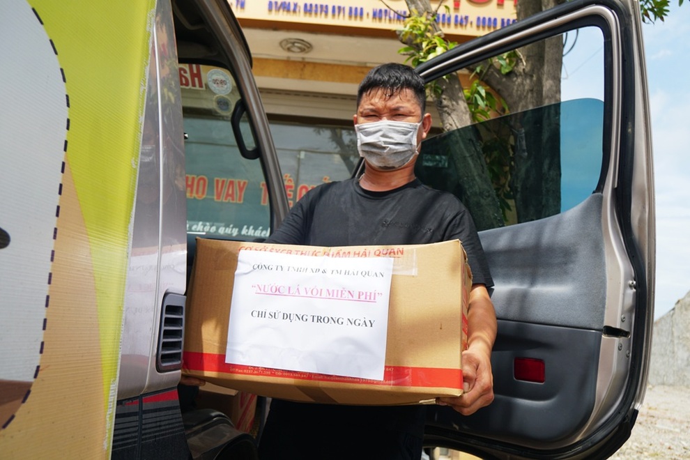 Huy động cả gia đình nấu 20.000 chai nước vối gửi vào khu cách ly - 8 Huy động cả gia đình nấu 20.000 chai nước vối gửi vào khu cách ly - 8