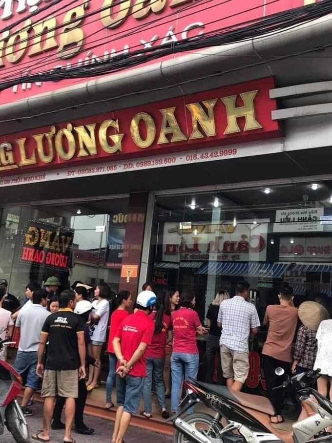 Nóng: Tên cướp táo tợn nổ súng, cướp tiệm vàng tại Quảng Ninh - Ảnh 2. Nóng: Tên cướp táo tợn nổ súng, cướp tiệm vàng tại Quảng Ninh - Ảnh 2.